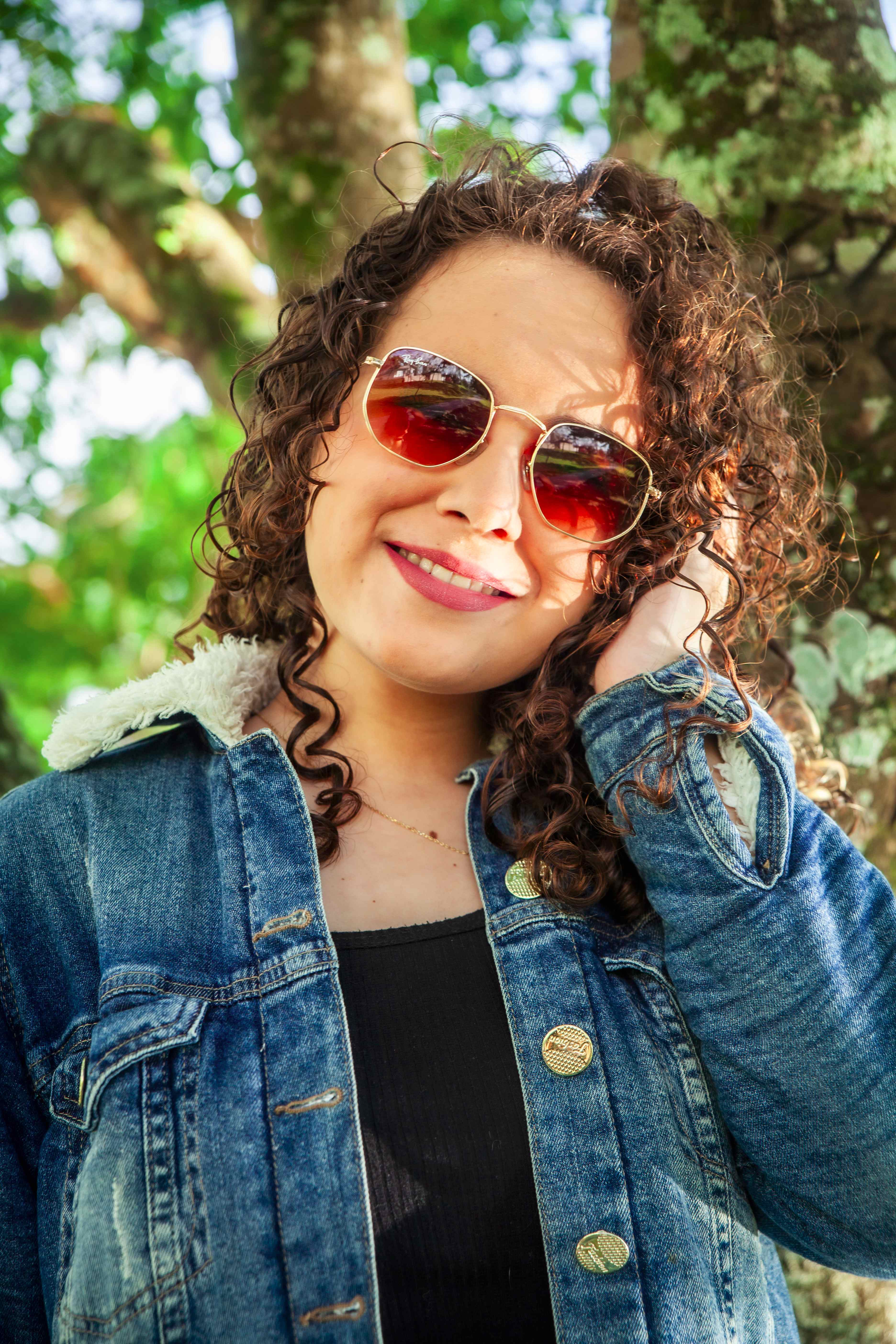 Isabella sorrindo com óculos